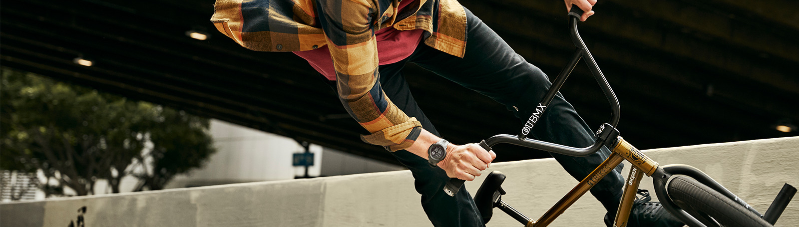 Смарт часовник Garmin Instinct 2 Camo Edition Graphite, два прозореца 0.9" x 0.9" MIP дисплей, 32MB вградена памет, GPS, водоустойчив 10 ATM, Bluetooth, ANT+, до 28 дни време за работа, компас, тъмносив - характеристика 13