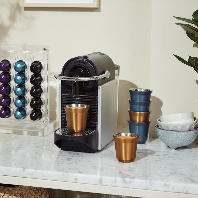 Кафемашина на капсули Nespresso Pixie Carmine Red, 1260W, 0.7л. резервоар, 19 бара, сгъваема тава за оттичане за стъклени чаши за лате макиато, червена - характеристика 1