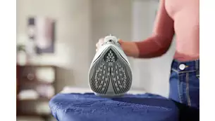 Парна ютия Philips 5000 Series DST5010/10, парен удар 160 г/мин, 40 г/мин непрекъсната пара, 320мл резервоар, незалепваща гладеща повърхност, 2400W, бяла - характеристика 2