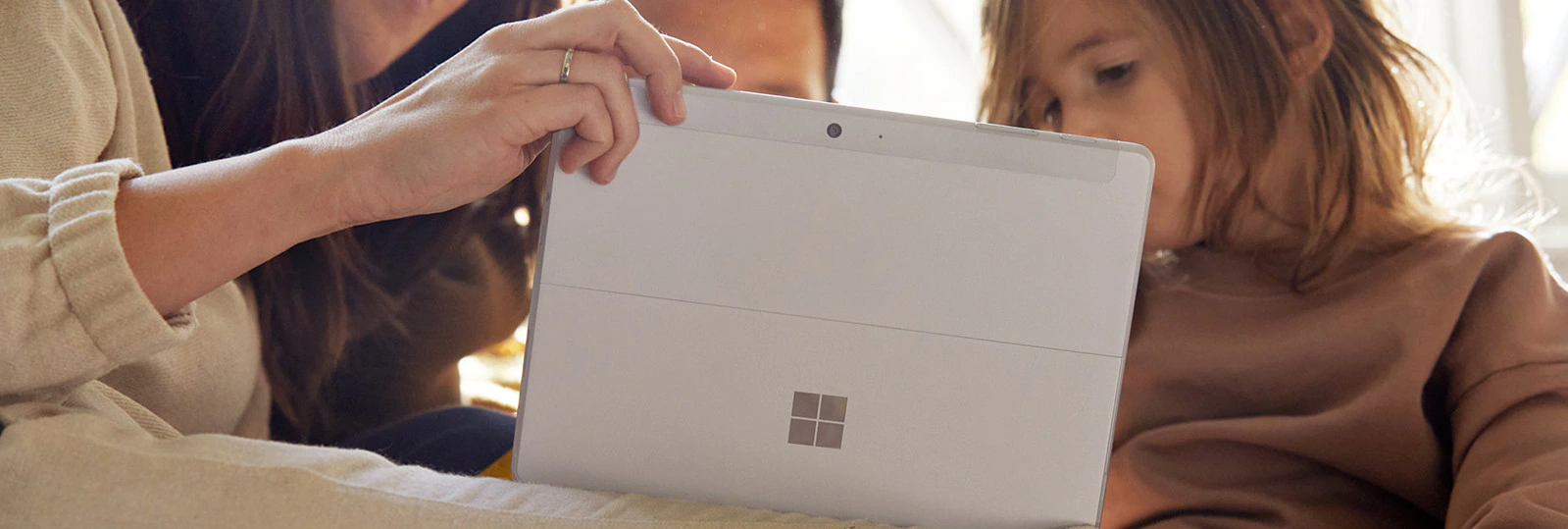 Таблет Microsoft Surface GO 2 (STQ-00017), 10.5" (26.67 cm) WUXGA дисплей, двуядрен Amber Lake Intel Pentium 4425Y 1.70 GHz, 8GB RAM, 128 GB SSD (+ microSD слот), 8.0 & 5.0 Mpix, Windows 10 Home S, 544g - характеристика 3