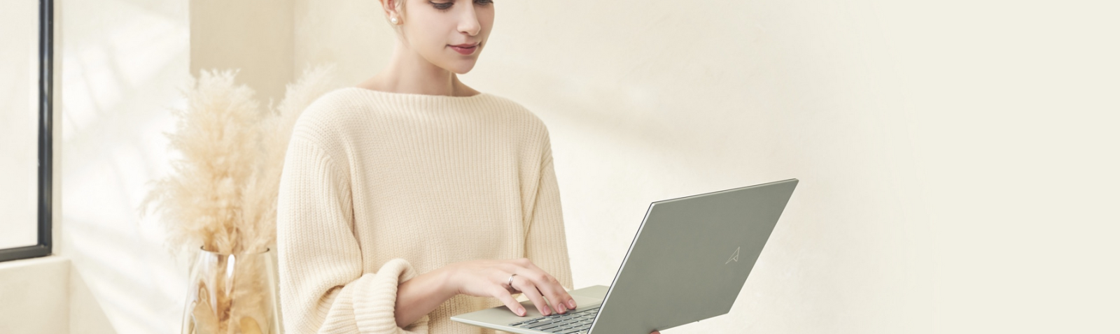 Лаптоп Asus Zenbook S 13 OLED UM5302LA-OLED-LX731X (90NB1236-M00210)(бежов), осемядрен AMD Ryzen 7 7840U 3.0/5.1GHz, 13.3" (33.78cm) 2.8K OLED Touch дисплей, 16GB LPDDR5, 1TB SSD NVMe, 2x USB4, Windows 11 Pro, 1.1kg - характеристика 3