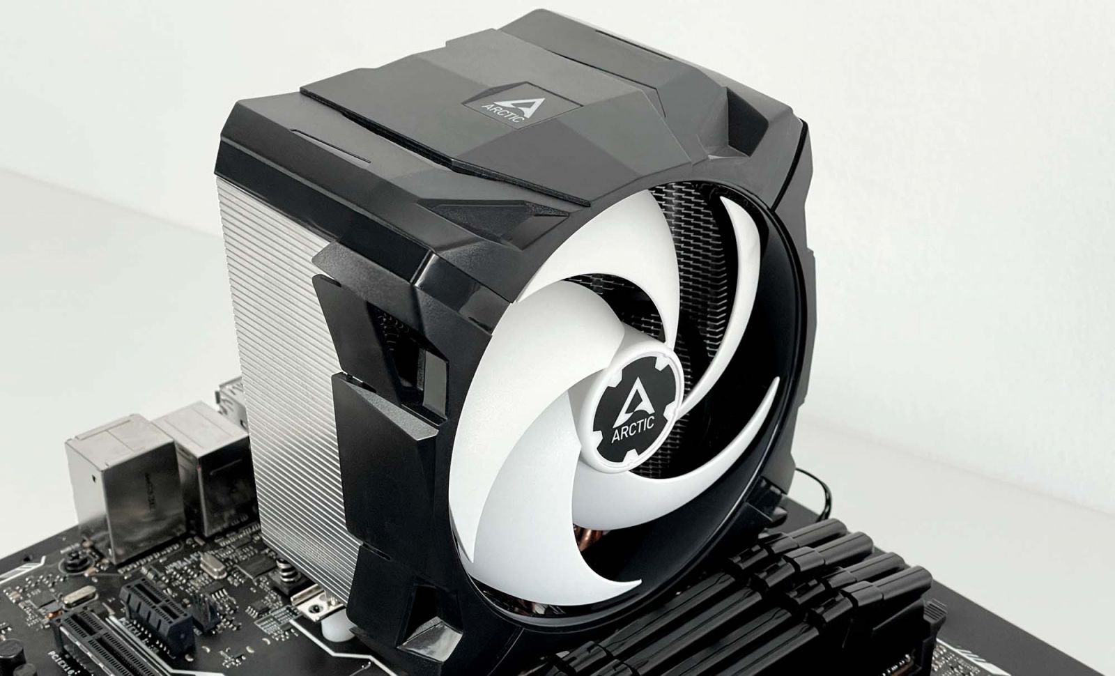 Охлаждане за процесор ARCTIC Freezer i35 (ACFRE00094A), съвместимост със сокети Intel: LGA 1700/1200/115X - характеристика 3