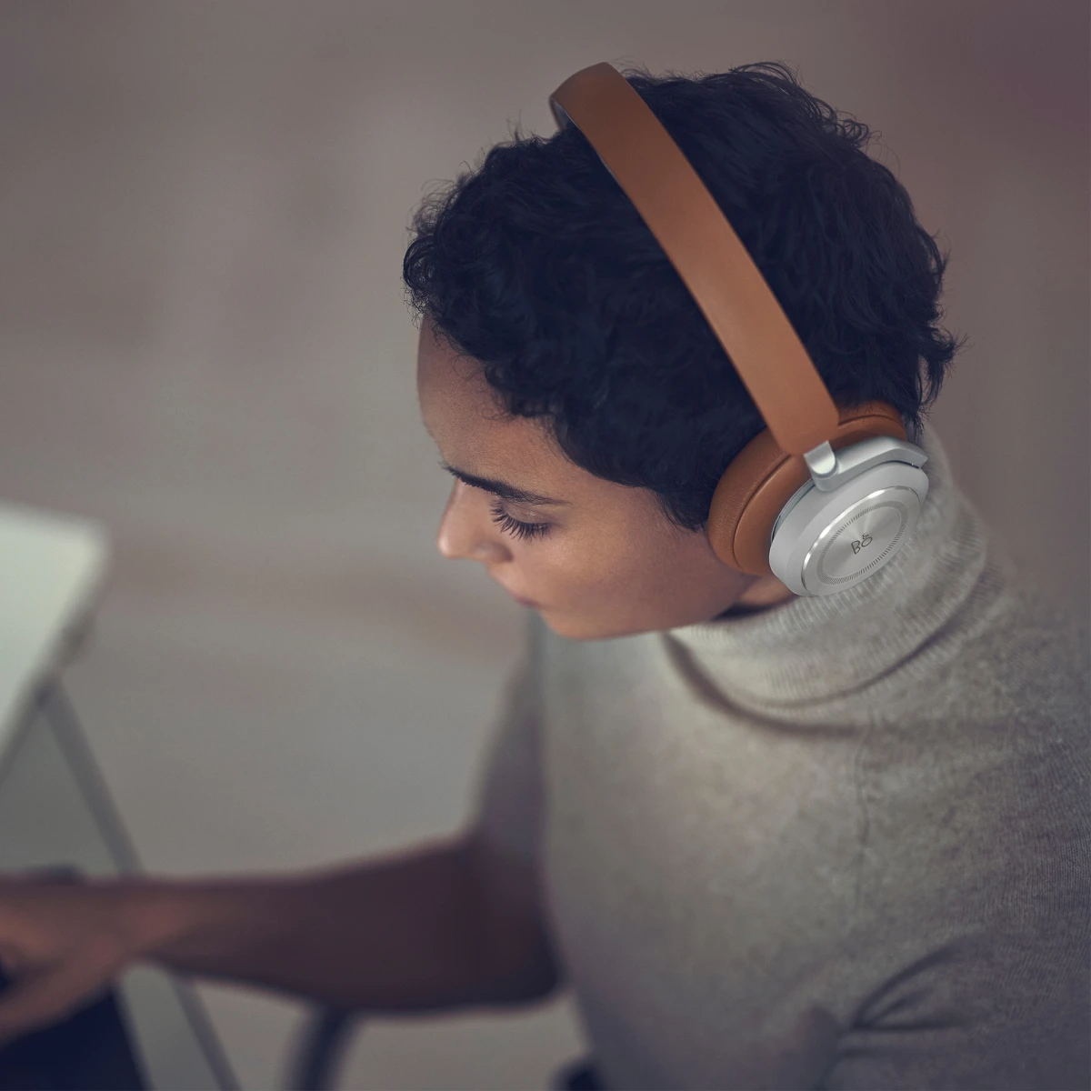 Слушалки Bang & Olufsen BeoPlay HX Timber - OTG (1224002), жични/безжични, микрофон, Bluetooth 5.1, AUX, активна шумоизолация до 40 часа време на работа, IP55 защита, бежови - характеристика 1