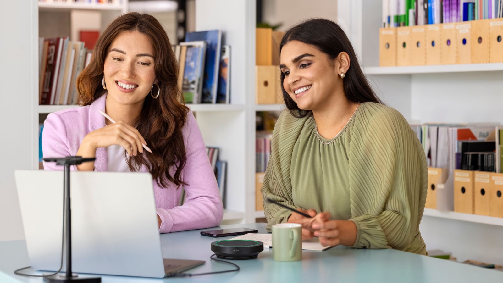 Конферентен говорител Jabra Speak2 40, 4 цифрови MEMS микрофона, Bluetooth, USB-C, IP64 защита, сив - характеристика 2