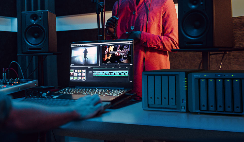 Мрежови диск (NAS) Synology DS923+, двуядрен AMD Ryzen R1600 2.6/3.1 GHz, 4GB DDR4, 4x 3.5"/2.5" / 2x M.2, 2x 1GbE, 1x USB 3.0 - характеристика 1