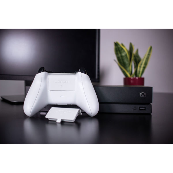 Сет от две презареждащи се батерии за Xbox One Venom, бял - характеристика 1